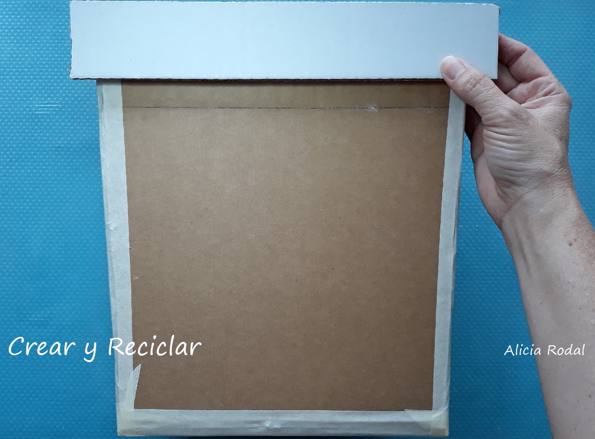 En este tutorial te muestro cómo hacer un cubo para basura, también llamado bote, contenedor, zafacón, tacho, basurero o papelera, con cartón y otros materiales reciclables. DIY