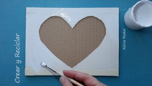 En este curso te muestro cómo hacer un portaretrato con cartón, papel y retales de tela. DIY