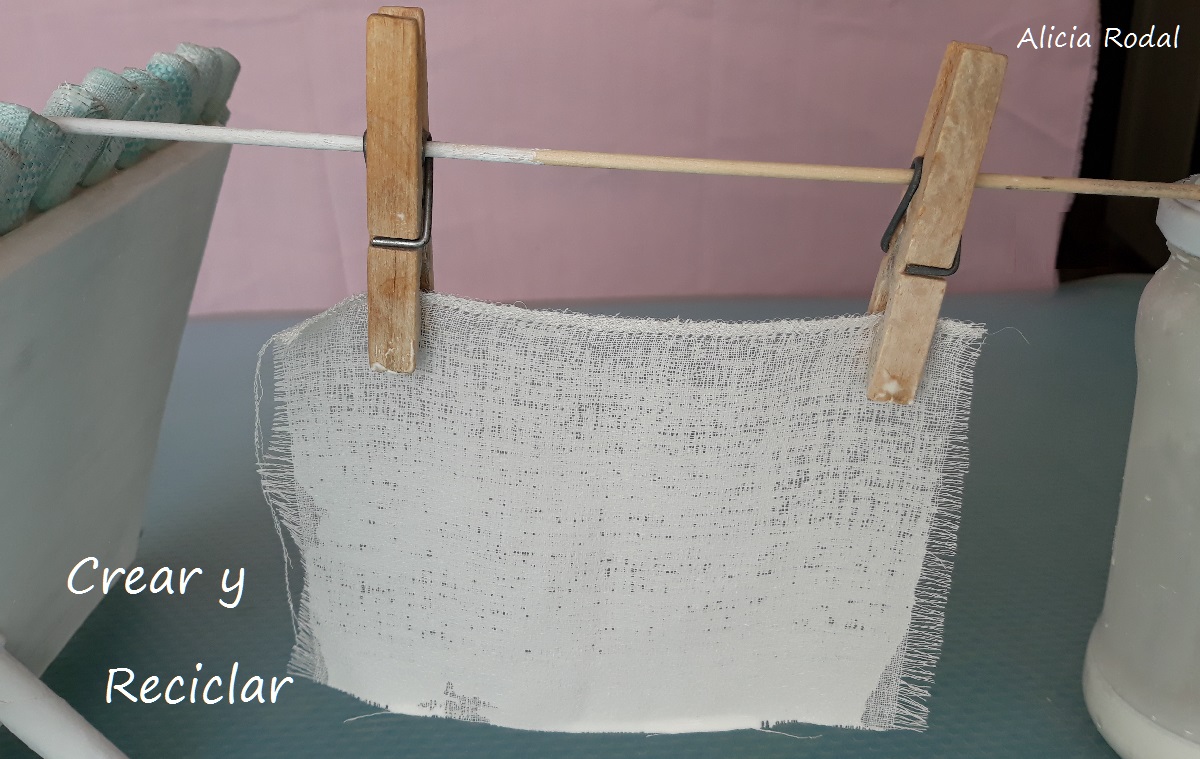 En este curso te muestro cómo hacer un portaretrato con cartón, papel y retales de tela. DIY