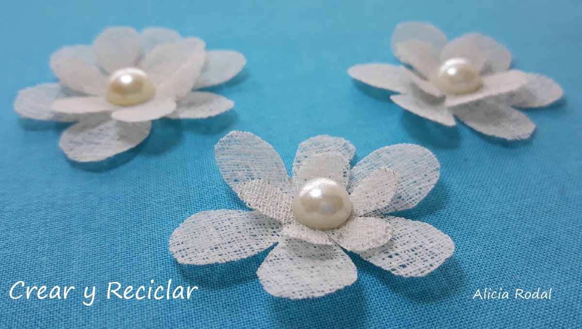 En este curso te muestro cómo hacer un portaretrato con cartón, papel y retales de tela. DIY