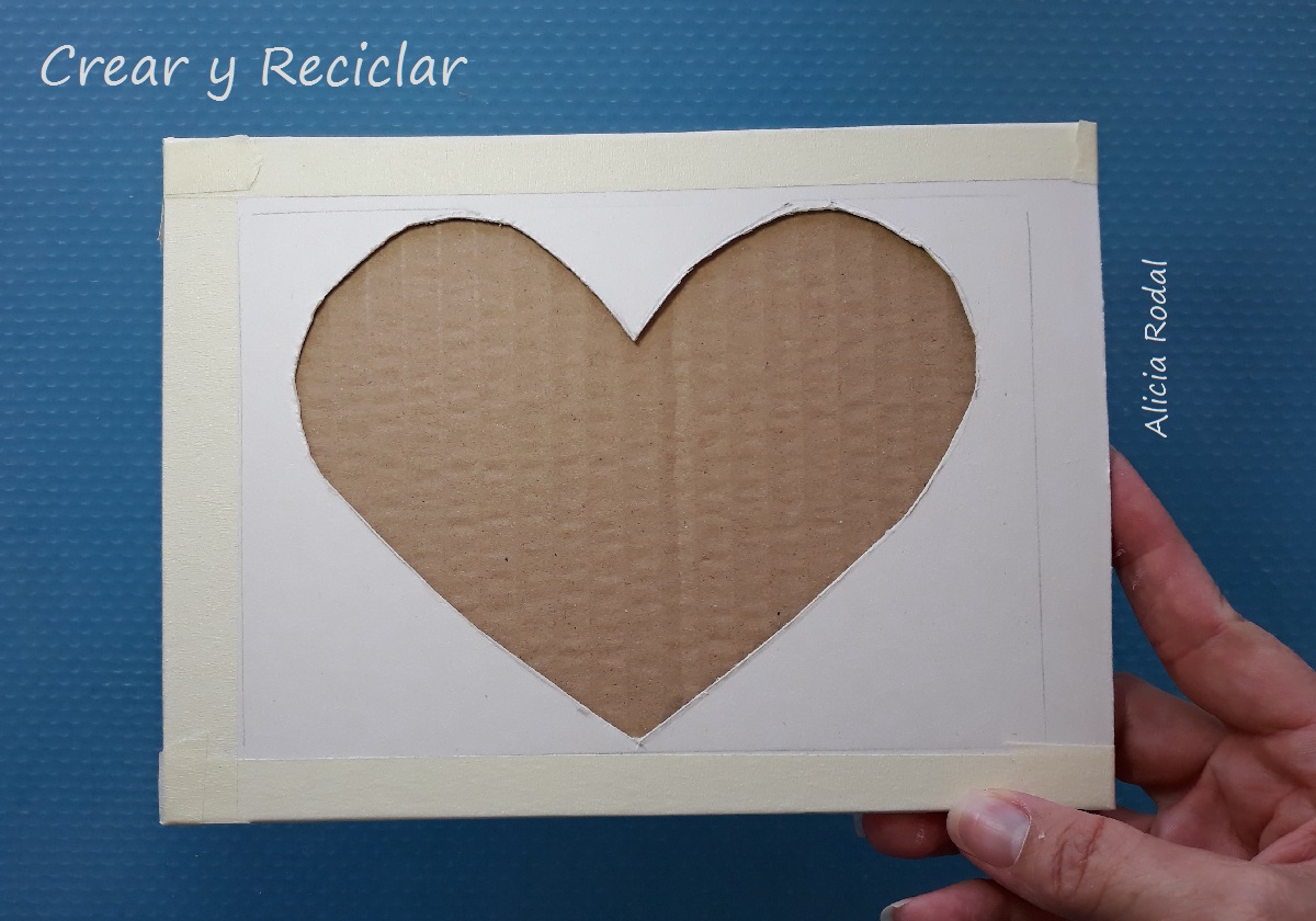 En este curso te muestro cómo hacer un portaretrato con cartón, papel y retales de tela. DIY