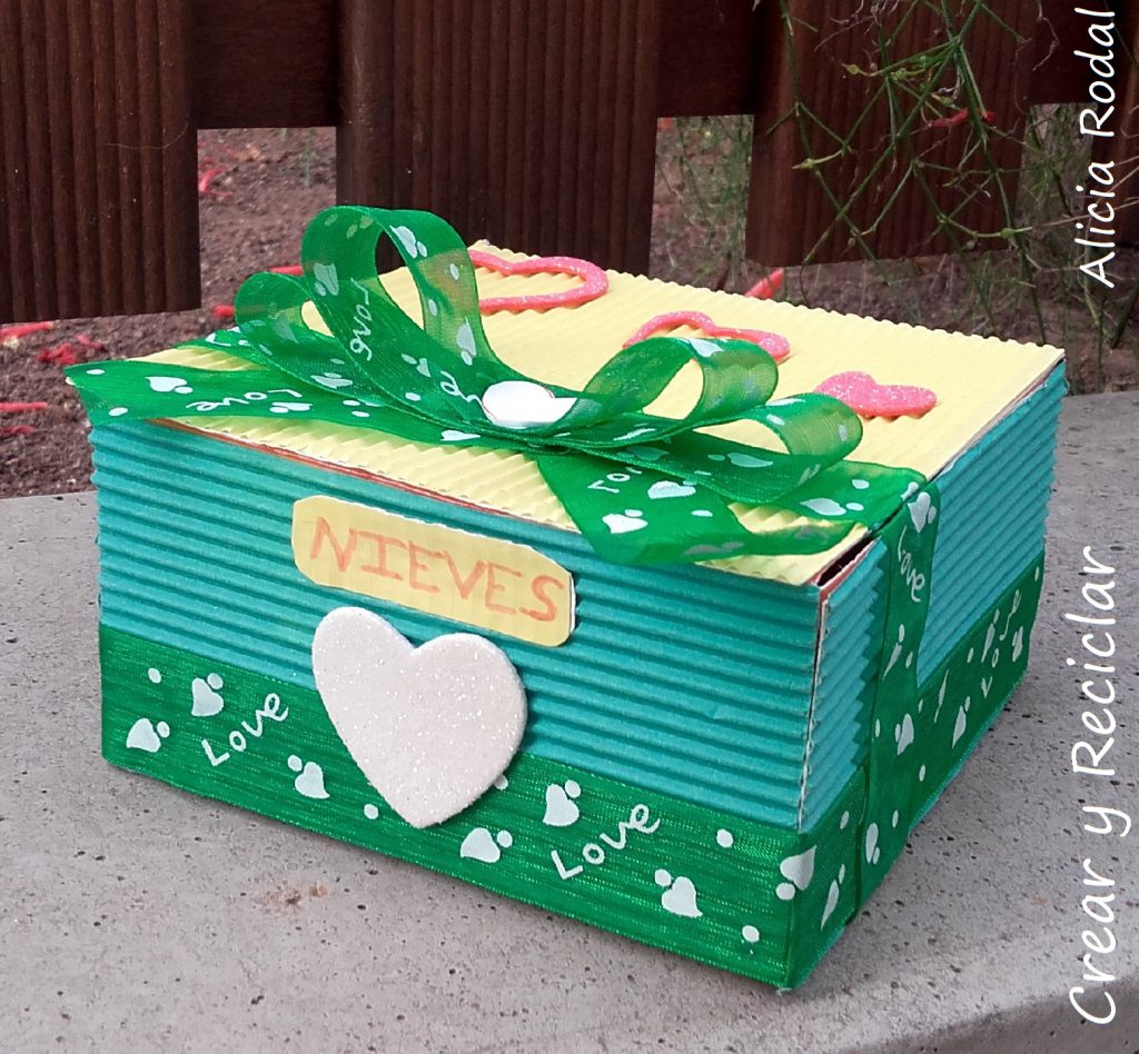 Ideas fáciles y creativas, de actividades de manualidades infantiles, hechas con materiales reciclados, aprovechando la época de navidad y las tardes de vacaciones en casa con los niños.