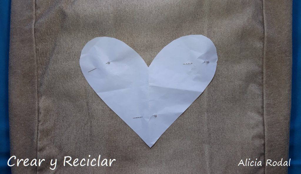 Ideas para decorar tu ropa. En este tutorial te muestro ideas para personalizar prendas de vestir con material reciclado y fácil.