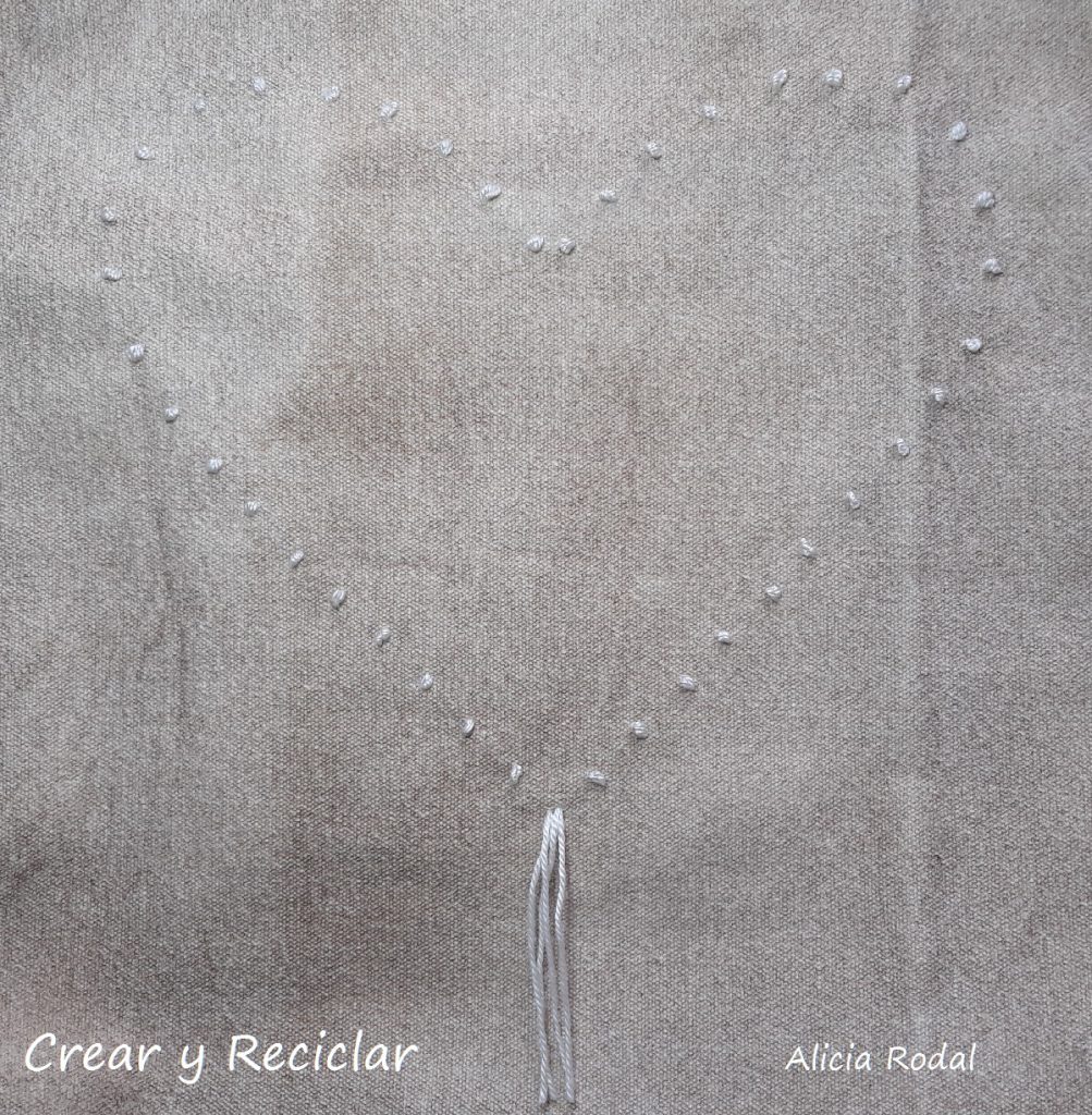 Ideas para decorar tu ropa. En este tutorial te muestro ideas para personalizar prendas de vestir con material reciclado y fácil.