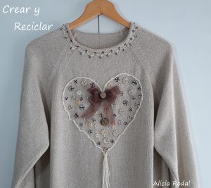 Personalizar un suéter con hilo y botones reciclados - Crear y Reciclar