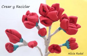 En este tutorial verás qué fácil es hacer unas flores con retales de tela, para hacer un lindo ramo de rosas rojas. 