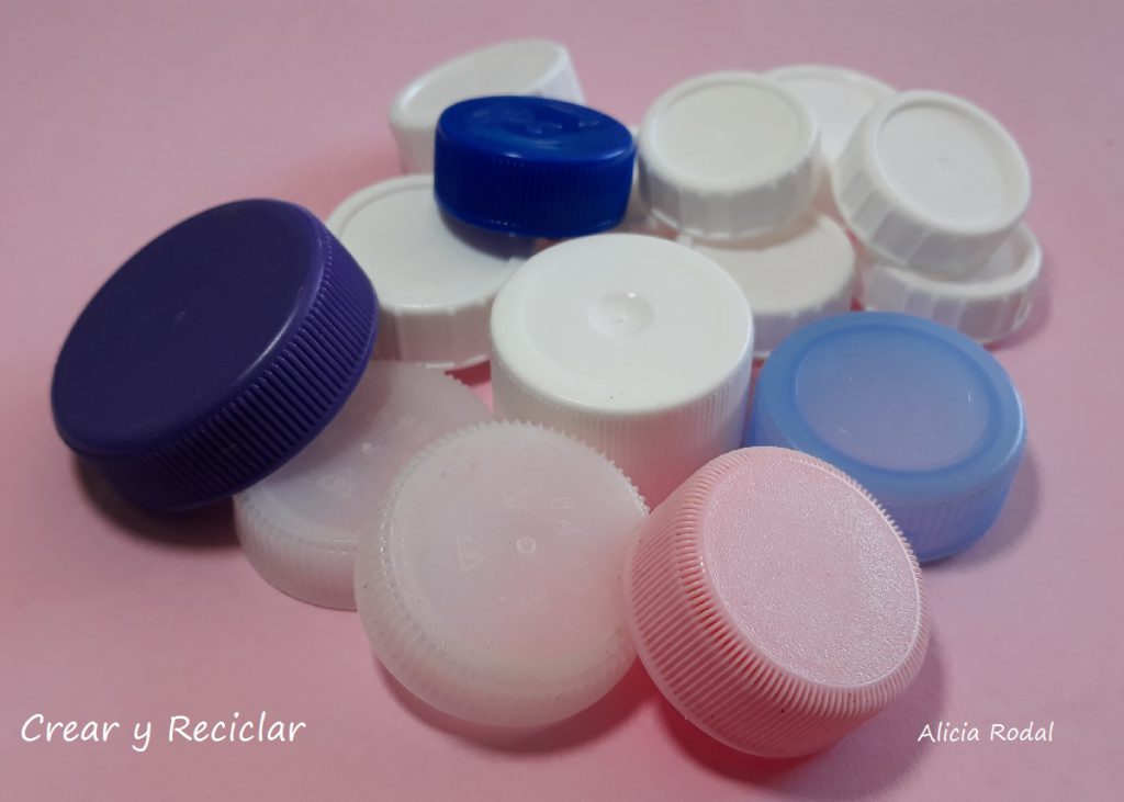 Cómo hacer miniaturas con unas simples tapas de plástico y otros materiales reciclados.