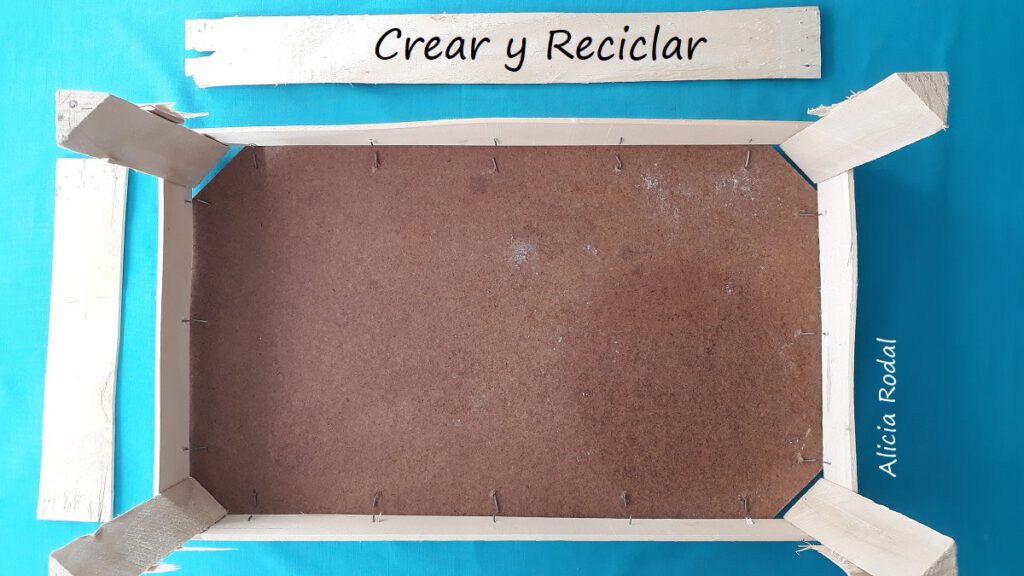 En este tutorial te muestro Cómo hacer una mesita auxiliar, multiusos, con una simple caja de madera o huacal DIY Reciclaje creativo Ideas creativas