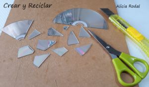 En este tutorial te muestro una idea de cómo hacer letras de cartón en 3D y decorarlas con CD´s o DVD viejos o dañados. Reciclaje creativo Diy