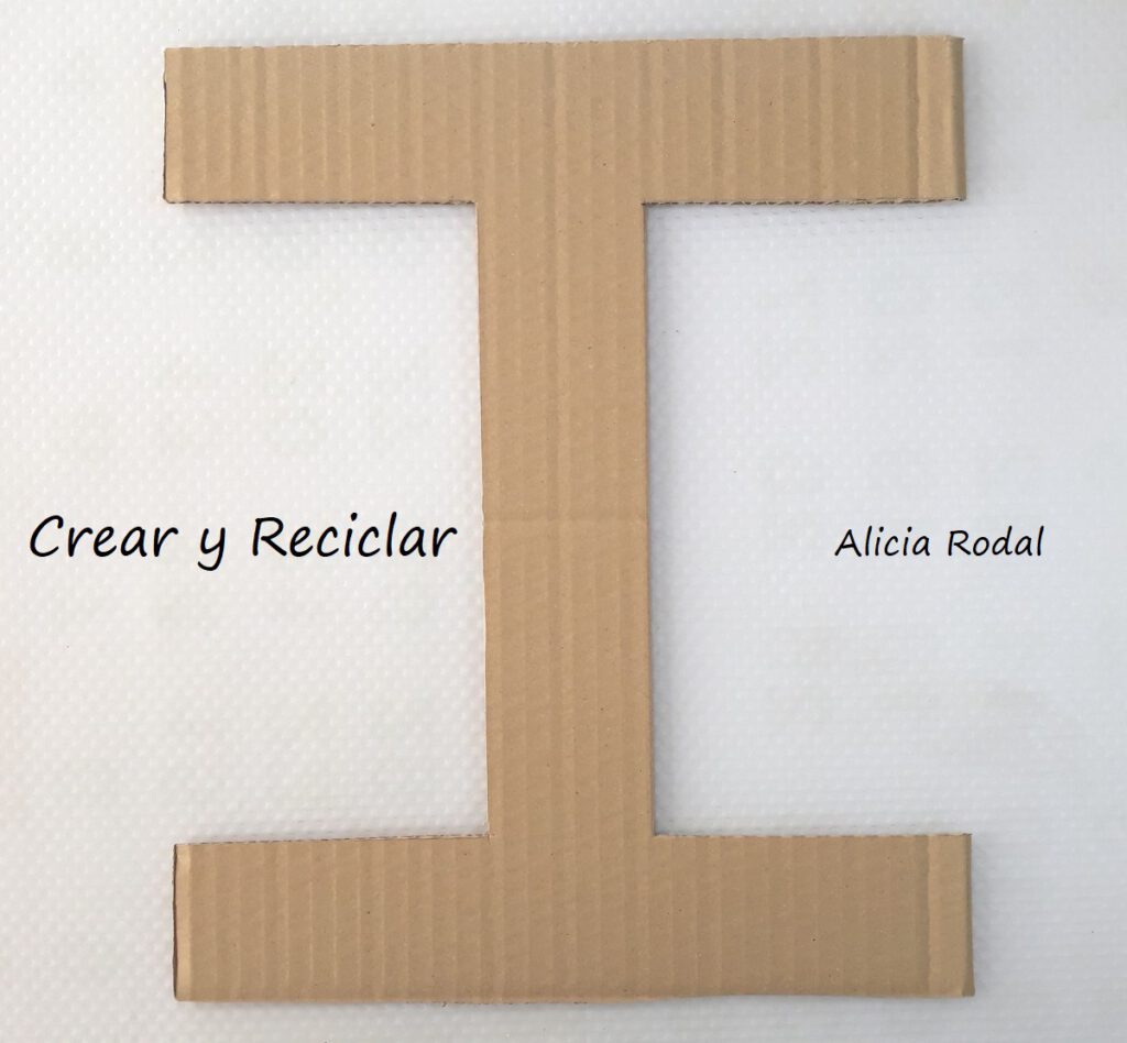 En este tutorial te muestro una idea de cómo hacer letras de cartón en 3D y decorarlas con CD´s o DVD viejos o dañados. Reciclaje creativo Diy