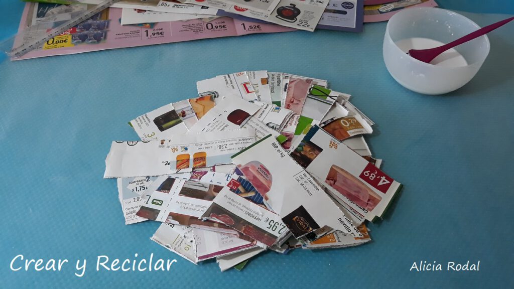 Cómo hacer un MUEBLE cabecero acolchado con 2 repisas de CARTON y otros materiales reciclados. Este tipo de cabecera de cama se conoce como capitoné o capitoneado, que significa acolchado, almohadillado, enguatado, mullido, revestido, tapizado, blando, forrado, almohadillado, guateado, revestido o tapizado