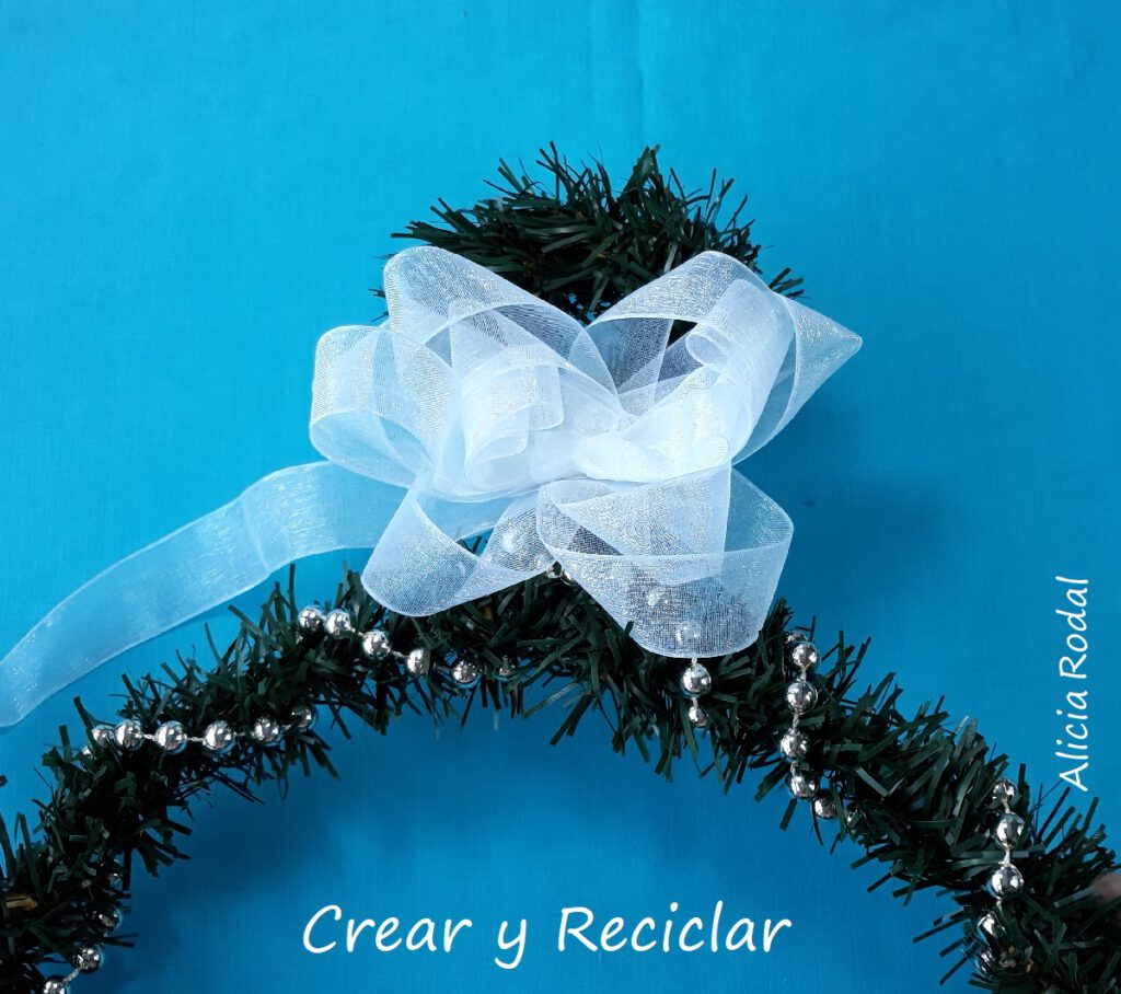 Cómo hacer una corona de Navidad con materiales reciclados Muy fácil. Diy Reciclaje