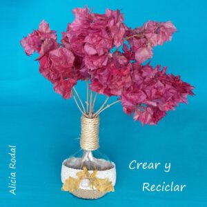 Además de las flores, hay muchas opciones para decorar y embellecer las tumbas, y podemos hacerlas con elementos reciclados.