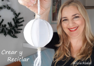 Como hacer Adornos para el árbol de NAVIDAD con CAJAS DE LECHE. En este video tutorial te muestro otras 2 ideas de cómo hacer adornos o figuras decorativas para el pino navideño, en los que voy a reutilizar cajas de leche, zumos, bebidas de soja, etc., los llamados envases de cartón Tetrabrik o Tetrapak.