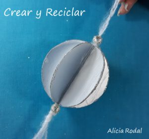 Como hacer Adornos para el árbol de NAVIDAD con CAJAS DE LECHE. En este video tutorial te muestro otras 2 ideas de cómo hacer adornos o figuras decorativas para el pino navideño, en los que voy a reutilizar cajas de leche, zumos, bebidas de soja, etc., los llamados envases de cartón Tetrabrik o Tetrapak.