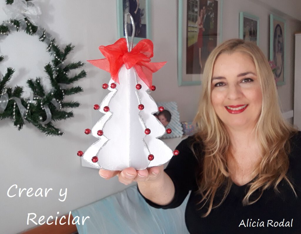 En este tutorial te muestro cómo reutilizar cajas de leche para hacer adornos para el árbol de Navidad