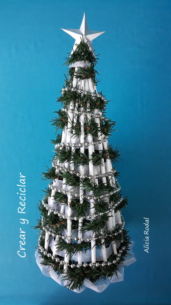 En este tutorial te muestro cómo hacer un árbol de Navidad con papel periódico o revistas. Esta manualidad es ideal para la decoración de espacios pequeños. Esta linda miniatura sirve para decorar cualquier rincón de tu hogar u oficina.