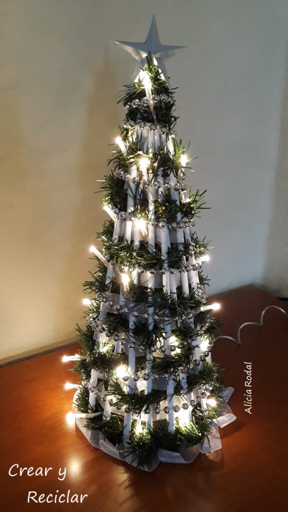 En este tutorial te muestro cómo hacer un árbol de Navidad con papel periódico o revistas. Esta manualidad es ideal para la decoración de espacios pequeños. Esta linda miniatura sirve para decorar cualquier rincón de tu hogar u oficina.
