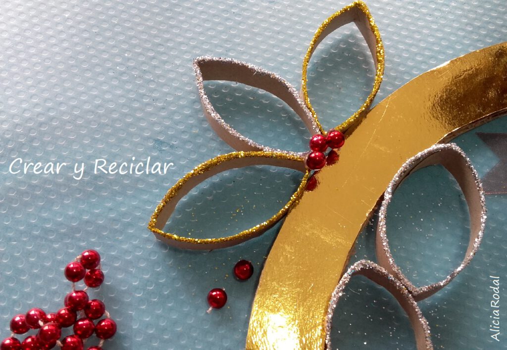 Cómo hacer una corona de Navidad con tubos de cartón del papel higiénico del baño, fácil, rápido y con materiales reciclados DIY