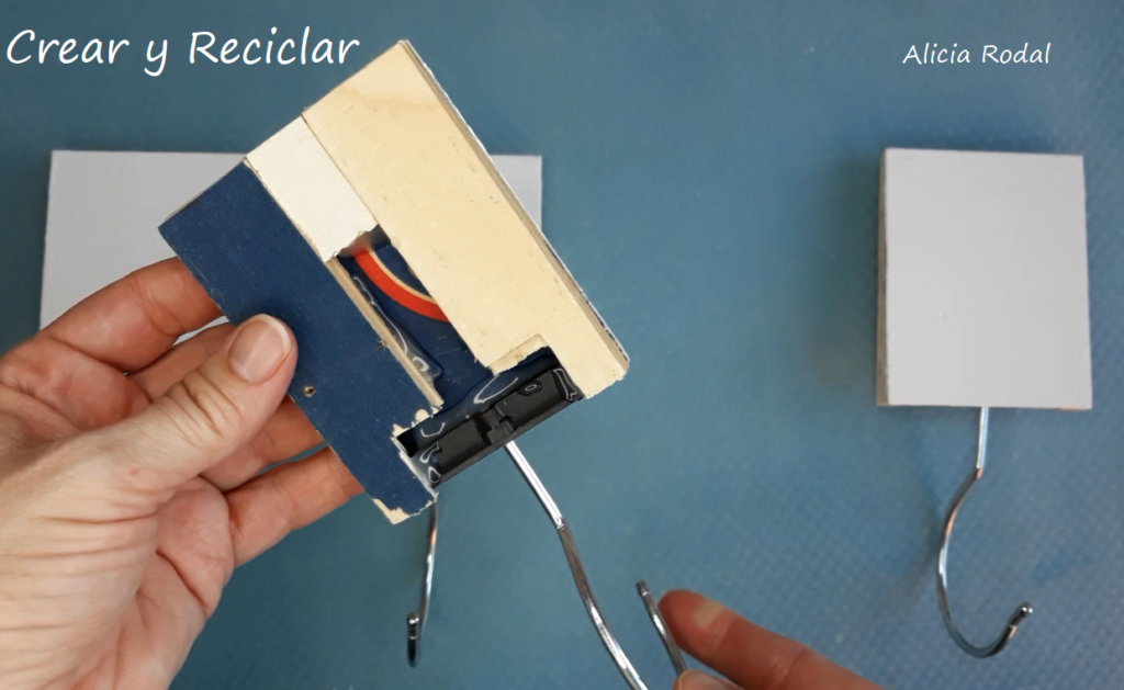 Cómo hacer un colgador de llaves, bufandas y mascarillas, con una simple caja de madera o huacal. DIY.