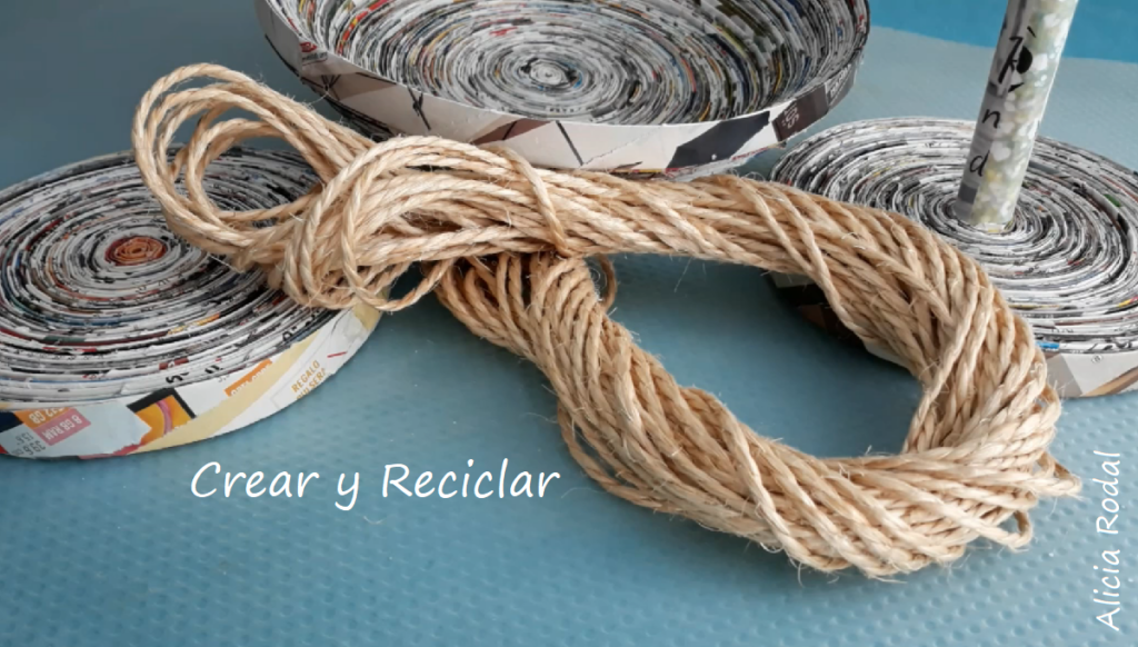 En este tutorial te muestro 3 ideas de manualidades de cómo hacer cosas muy útiles, con una decoración estilo rústico o rural, donde vamos a reutilizar papel periódico, revistas, catálogos o las ofertas de los supermercados. DIY. Reciclaje creativo. Ideas creativas