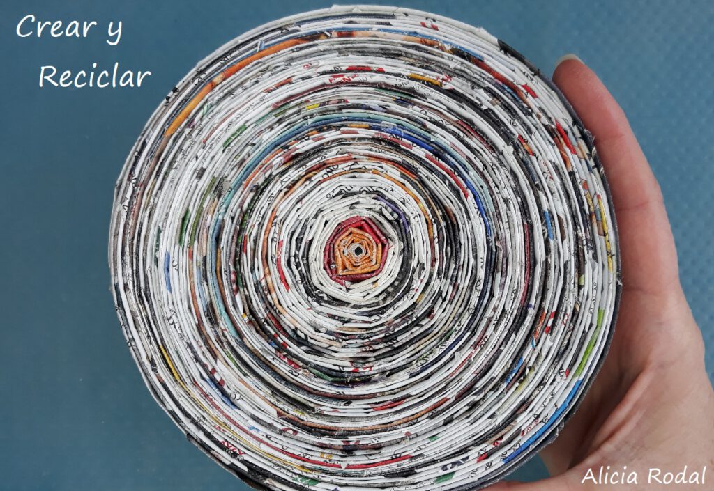 En este tutorial te muestro 3 ideas de manualidades de cómo hacer cosas muy útiles, con una decoración estilo rústico o rural, donde vamos a reutilizar papel periódico, revistas, catálogos o las ofertas de los supermercados. DIY. Reciclaje creativo. Ideas creativas