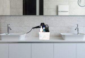 En este tutorial te muestro de una manera fácil y rápida, como decorar una caja de cartón con materiales que todos tenemos en casa, como cajas de leche y retales de tela, para transformarla en un bello organizador para nuestros productos de belleza, de higiene personal, material escolar, herramientas de trabajo, para tus manualidades o para lo que tú quieras.