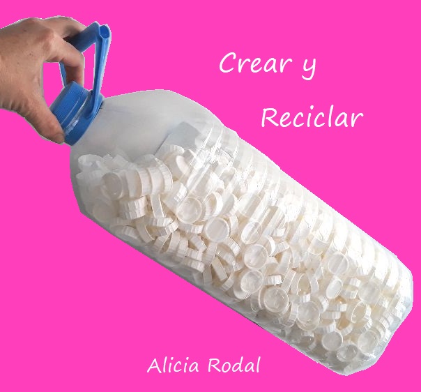 Una idea de reciclaje creativo para reutilizar las tapas o tapones de plástico para hacer una cesta, caja, baúl o contenedor para la ropa sucia o guardar juguetes, ropa, etc.
