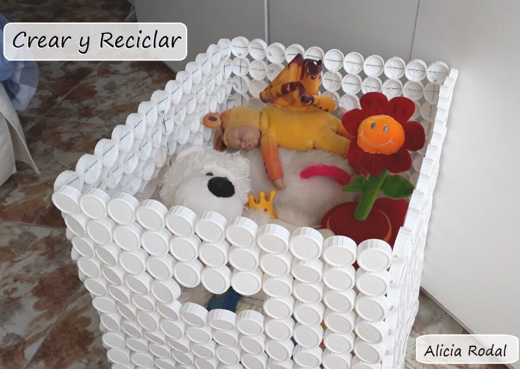Una idea de reciclaje creativo para reutilizar las tapas o tapones de plástico para hacer una cesta, caja, baúl o contenedor para la ropa sucia o guardar juguetes, ropa, etc.