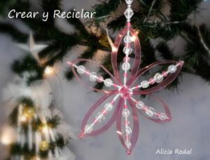En este tutorial te muestro 3 preciosas ideas de Como hacer adornos para el árbol de Navidad con botellas de plástico