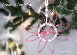 En este tutorial te muestro 3 preciosas ideas de Como hacer adornos para el árbol de Navidad con botellas de plástico