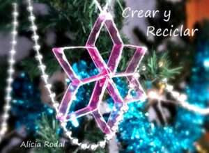 En este tutorial te muestro 3 ideas para decorar el árbol de Navidad con botellas de plástico, la idea 1 es cómo hacer una estrella de 6 puntas con forma de rombos, la idea 2 es una estrella más grande, con 8 puntas en forma de rombos y la idea 3 es una estrella con forma de corazones.