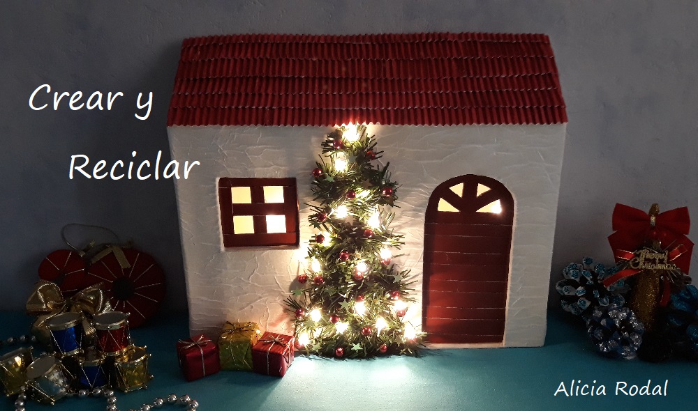En este tutorial te enseño cómo hacer una linda casita de cartón, con árbol de Navidad y luces, como decoración navideña, para decorar cualquier rincón de tu hogar. Diy