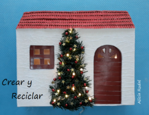 En este tutorial te enseño cómo hacer una linda casita de cartón, con árbol de Navidad y luces, como decoración navideña, para decorar cualquier rincón de tu hogar. Diy