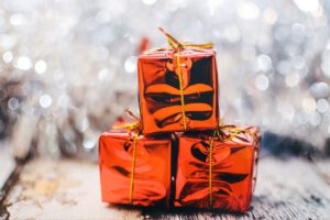 En este tutorial te mostraré 2 maneras distintas de hacer miniaturas de cajitas de regalos, como decoraciones navideñas o adornos de Navidad. Diy.