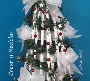 En este tutorial te enseño cómo hacer un mini árbol de Navidad con materiales reciclados. Diy