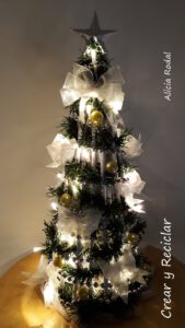 En este tutorial te enseño cómo hacer un mini árbol de Navidad con materiales reciclados. Diy