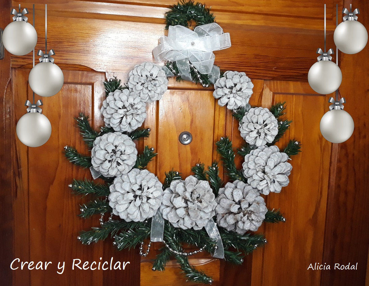 Idea para hacer una Corona de Navidad fácil con una percha de ropa y otros  materiales reciclados - Crear y Reciclar