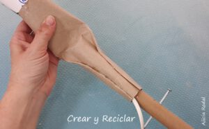 En este tutorial te quiero enseñar cómo hacer una lámpara de cartón para tu escritorio o mesa de trabajo o estudio. Lo mejor de todo es que lo puedes hacer tan sólo utilizando materiales reciclados que tengas en casa. Diy