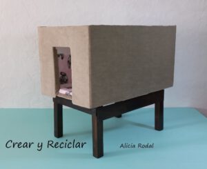 En este tutorial te muestro Cómo hacer un mueble multiusos, que sea una mesa, un baúl y al mismo tiempo una acogedora casa y cama para tu gato, y lo mejor de todo es que lo puedes hacer tú mismo con materiales reciclados. Diy