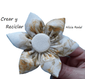 En este tutorial te enseño 3 maneras diferentes de hacer flores de tela a partir de ropa de desecho, o que por su estado no podemos regalar o donar.