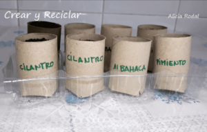 Sabias que hay maneras super fáciles de reutilizar los rollos de cartón del papel higiénico. Te enseño 15 ejemplos diferentes de ideas de reciclaje creativo. DIY