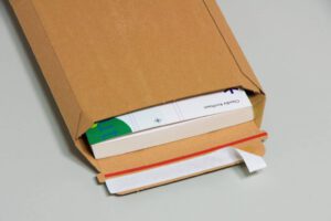 Si tienes un negocio y necesitas enviar tus productos por mensajería, te recomiendo que utilices bolsas de cartón para hacerlo. El papel y cartón son materiales naturales, respetuosos con el medio ambiente y se pueden reciclar.