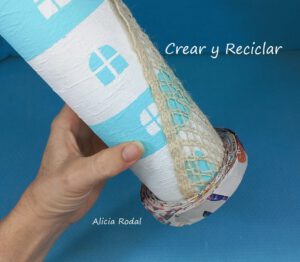 Aquí aprenderás a crear cosas tan chulas como este precioso faro, hecho a partir de un tubo de cartón de papas Pringles y otros materiales de reciclaje. Diy