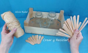 En este tutorial te voy a mostrar 3 ideas de manualidades con las que podemos decorar frascos, botellas o vasos de vidrio o cristal, con un toque rústico y veraniego al mismo tiempo.