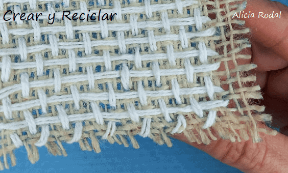 En esta serie de tutoriales vamos a aprender cómo coser a mano o bordar la tela de saco, algunas puntadas o puntos básicos, nivel principiante, para hacer y decorar lo que quieras, con este tipo de tejido rústico, de una forma muy fácil y con cualquier tipo de hilo, cuerda, cordón o cinta.