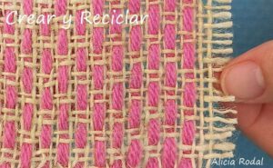 En esta serie de tutoriales vamos a aprender cómo coser a mano o bordar la tela de saco, algunas puntadas o puntos básicos, nivel principiante, para hacer y decorar lo que quieras, con este tipo de tejido rústico, de una forma muy fácil y con cualquier tipo de hilo, cuerda, cordón o cinta.