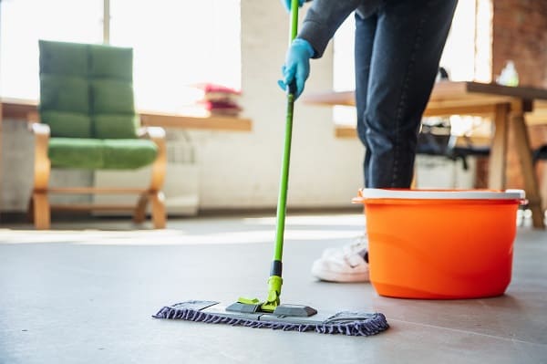 Limpiar nuestra casa, comunidad de vecinos y lugar de trabajo es importante para nuestra salud, pero sabías que lo más seguro es que estés cometiendo algunos de estos errores, que son más comunes de lo que crees.