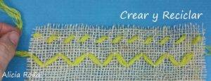 En este tutorial vamos a probar distintos puntos o puntadas, sencillas y cruzadas, con varios hilos de colores, para aprender a decorar, coser, tejer o bordar, en tela de saco de yute o cualquier otro tipo de tela o tejido.