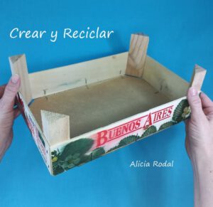En este tutorial te muestro una idea para reutilizar 1 caja de madera pequeña o huacal, donde suele venir las frutas y verduras del supermercado y fruterías: un mueble organizador para la cocina, el baño o lo que quieras.